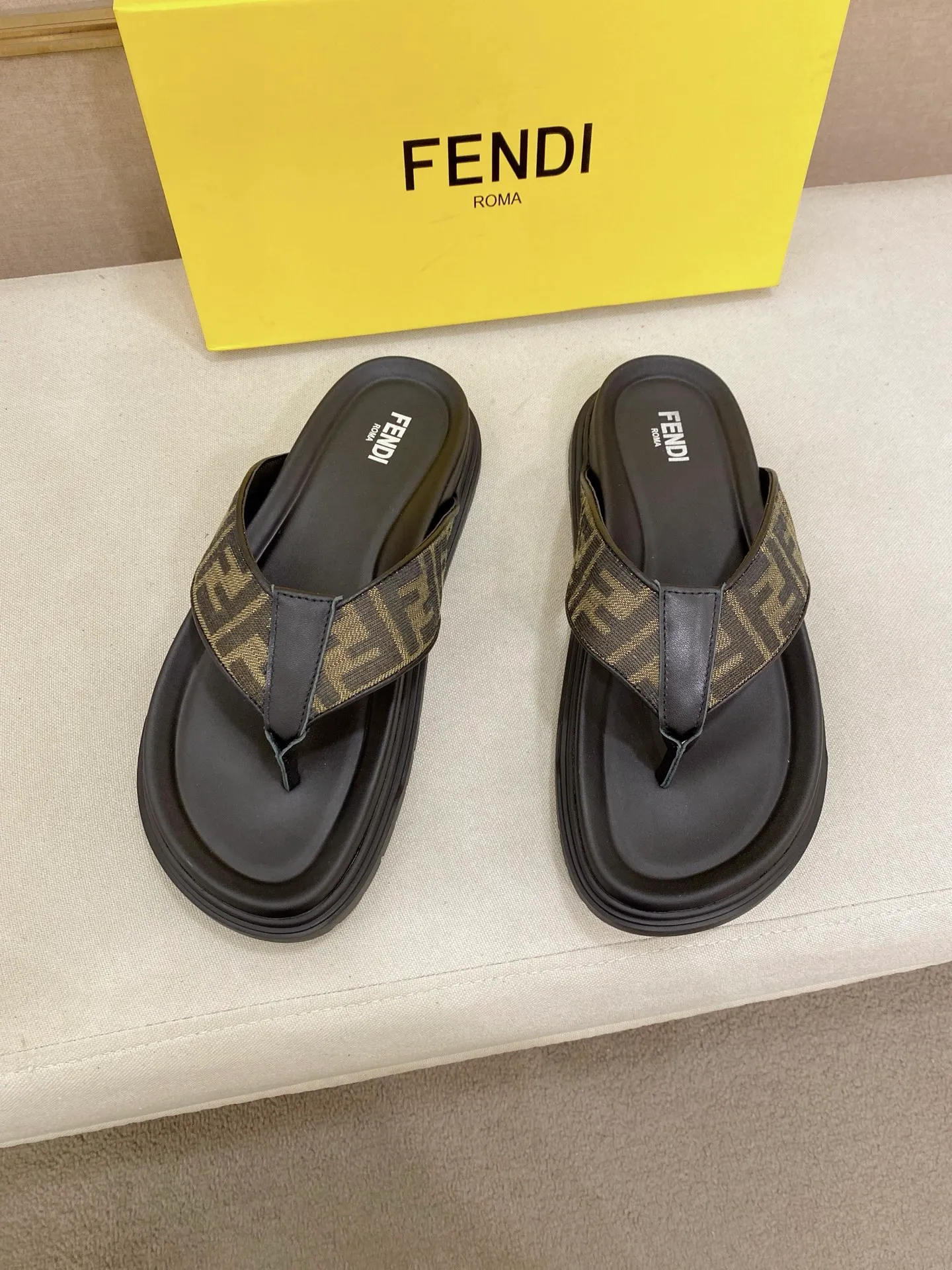 Factory price: 320💰 [Fendi Slippers] High-end brand of men's shoes, official website 1:1 latest masterpiece: original mold customization, the fabric is made of imported original materials, upgraded outsole, lighter and non-slip. The market's top quality, simple yet tasteful, a must-have for fashionistas, fashionable at your feet, full of confidence, the same style at the counter 👍The season of summer slippers is here. Code: 38-44 (45 is custom-made and cannot be returned or exchanged)